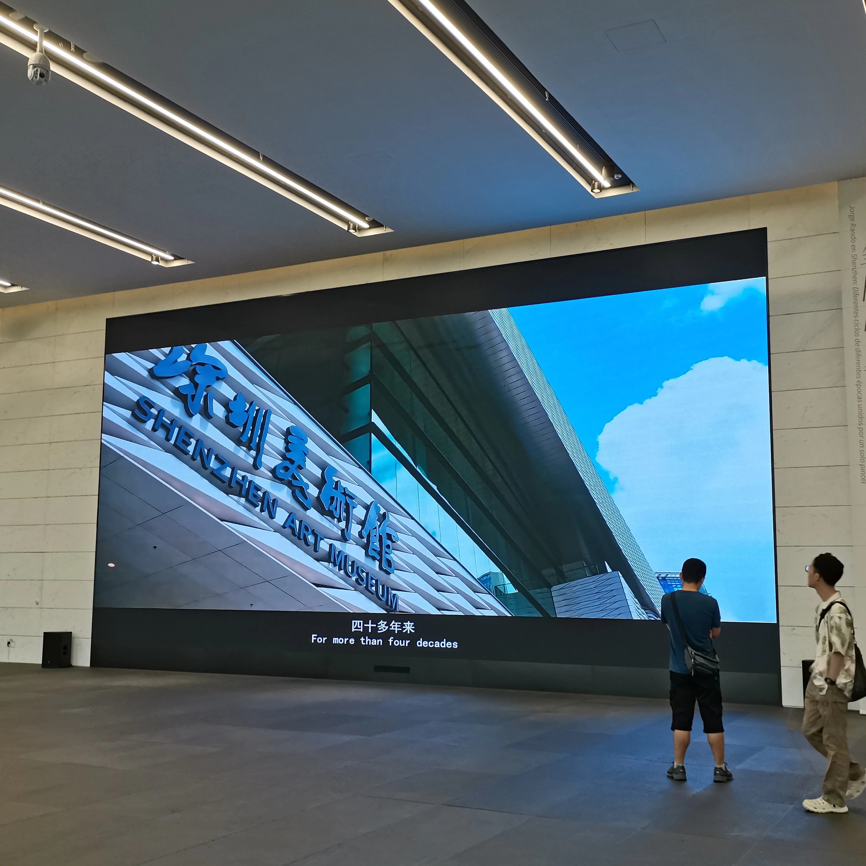 Dynamic Visuals: Creative LED Displays in Hotel Lobbies, Bars, and Large Building Structures